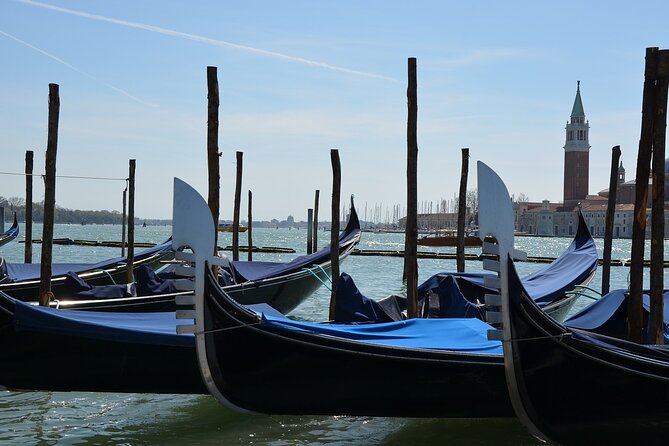 2-hour Venice Guided Walking Tour with Gondola ride - Crossing the white stone Rialto Bridge