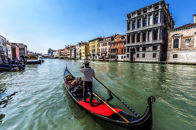 30-min Private Gondola Ride for up to 5 people - From Calle Larga XXII Marzo to Venice’s Canals