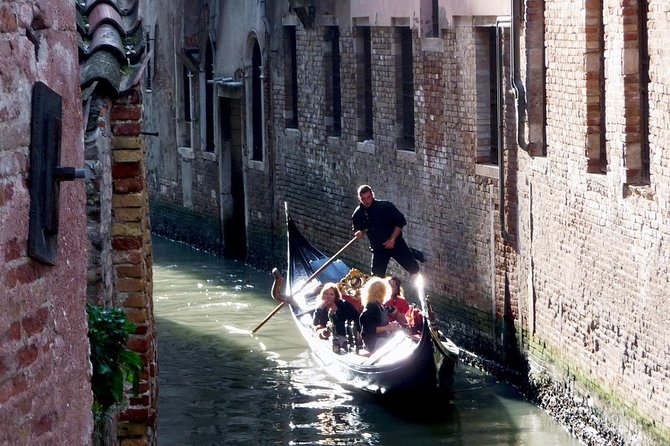30-min Private Gondola Ride for up to 5 people - Punta della Dogana and the Palla d’Oro