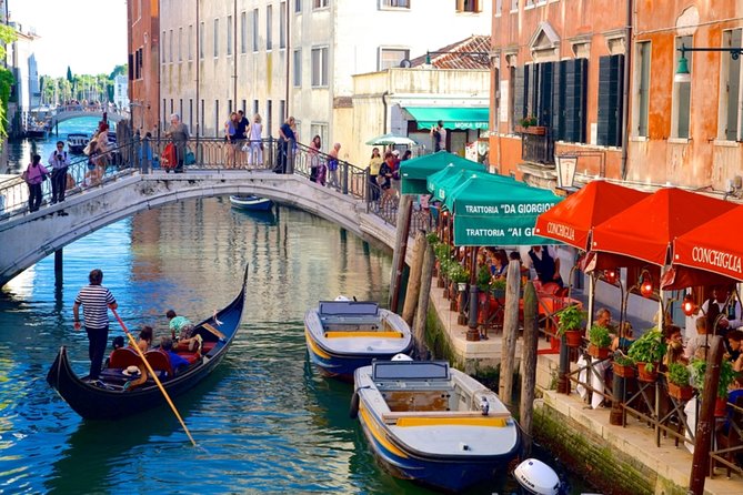 Afternoon in Venice : Basilica + Doge's Palace + Gondola - The gondola through the Grand Canal and Fenice canals