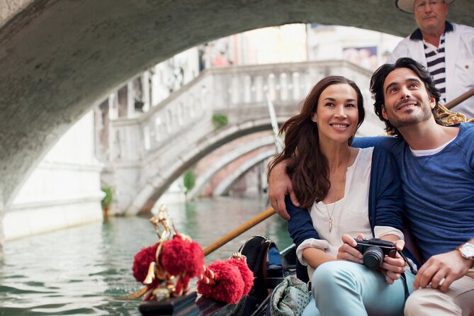 Crafted Gondola Ride under Breathtaking Bridge of Sighs™ - The 3D-VR Gallery Before or After the Ride