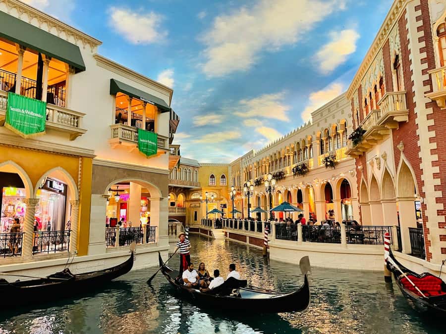 Doha City Tour, Villaggio Mall and Free Gondola Ride - Who will enjoy this Doha tour most