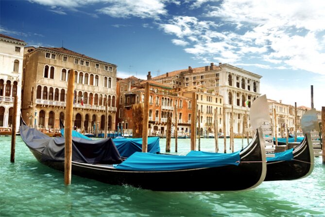 Explore the Canals on an Authentic Gondola Tour Venetian Dreams - Meeting point and timing advice