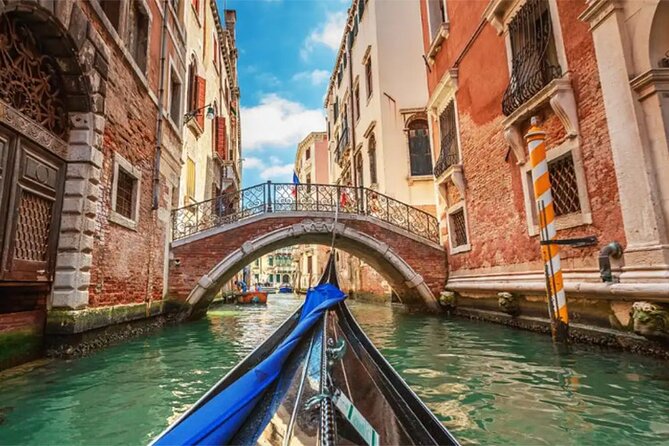 Explore the Canals on an Authentic Gondola Tour Venetian Dreams - A ride without a guide