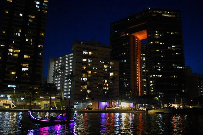 Fireworks Waikiki Gondola Cruise -lots of fun- - Sparkling cider, pastry, lei, and blankets