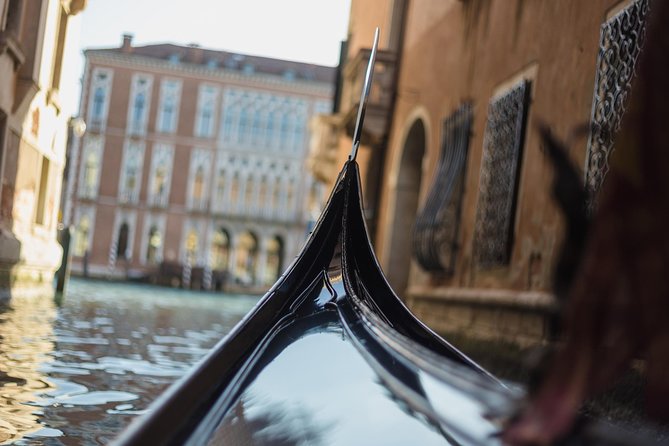 Grand Canal Gondola Experience with Live Commentary™ - Commentary, phones, and the private option