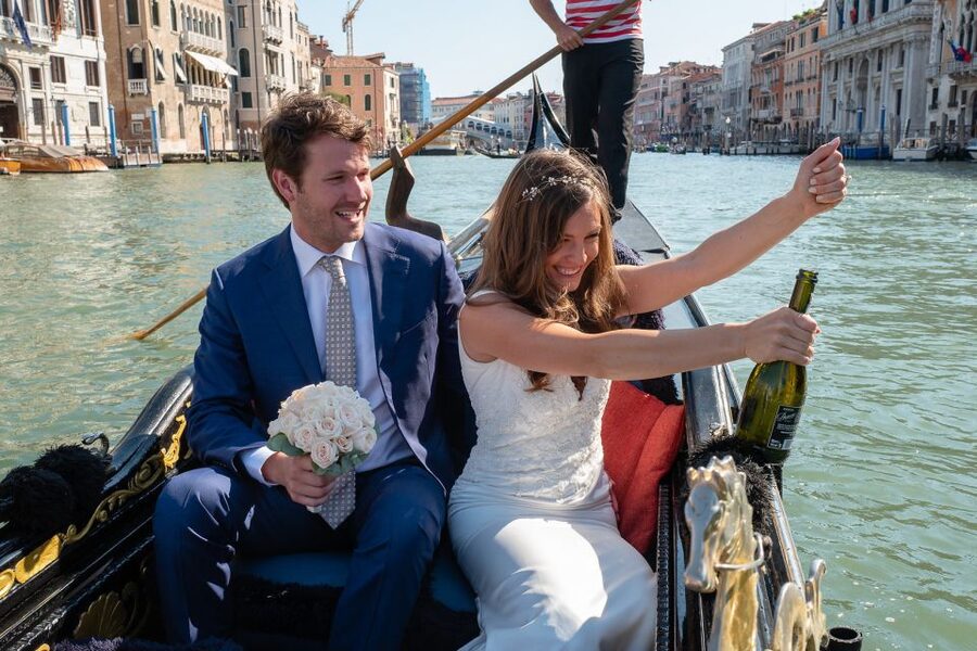Grand Canal: Renew Your Wedding Vows on a Venetian Gondola - Key points at a glance