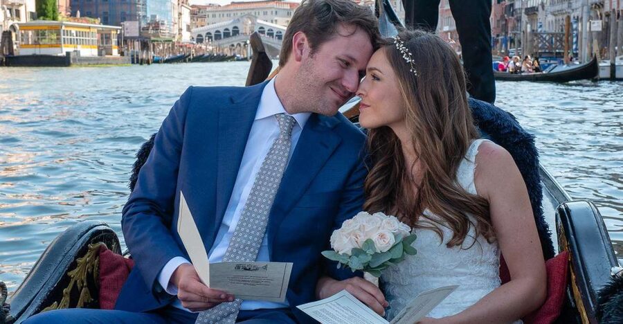 Grand Canal: Renew Your Wedding Vows on a Venetian Gondola - The walk to Santa Maria del Giglio