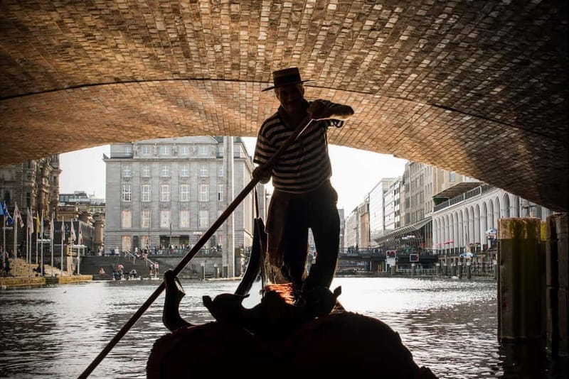 Hamburg: Alster Lake public Tour in a Real Venetian Gondola - The 60-metre Alster Fountain up close