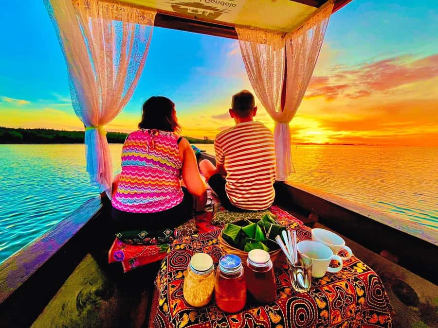 Ko Lanta: Sunrise Gondola Boat Ride with Breakfast - Coffee and a breakfast with local character