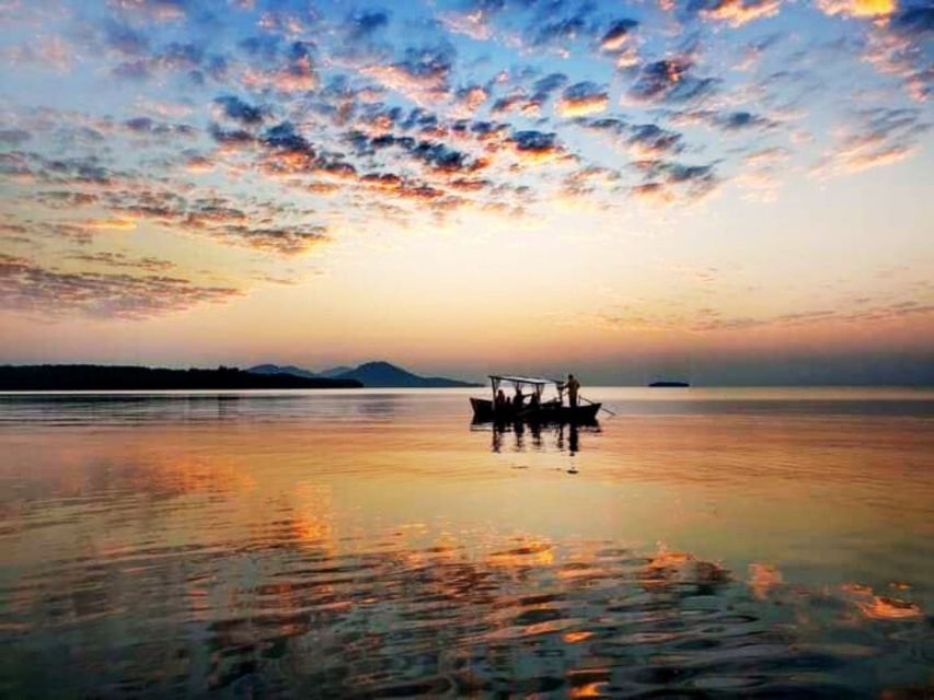 Ko Lanta: Sunrise Gondola Boat Ride with Breakfast - The local side of Tung Yee Peng