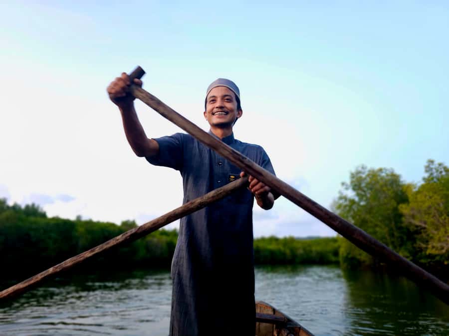 Koh Lanta: Romantic Sunrise Private Gondola Tour - Meeting Tung Yee Peng and boarding the gondola