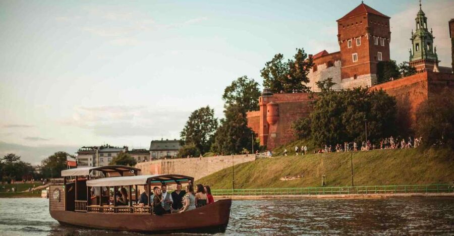 Krakow: Private Traditional Gondola Cruise - The Old City views: Wawel Hill and the Wawel Dragon