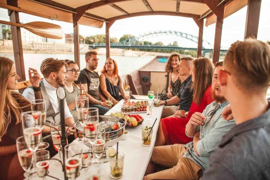 Krakow: Private Traditional Gondola Cruise - Kazimierz and the Jewish quarter from the water