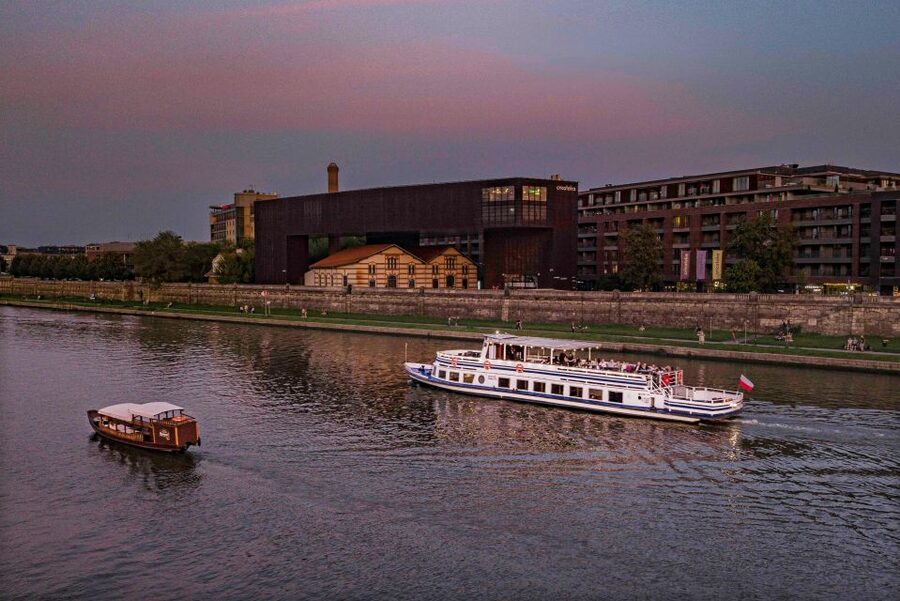 Krakow: Private Traditional Gondola Cruise - Daylight, evening, and private celebrations