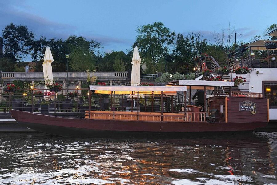 Krakow: Private Traditional Gondola Cruise - Setting off in a traditional wooden boat