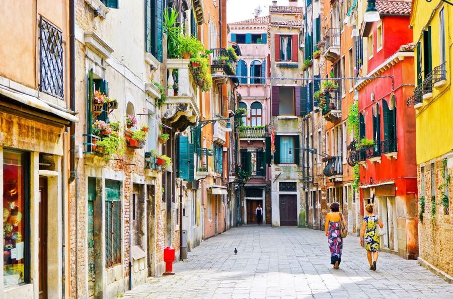 Land and Lagoon - Walking Tour and Gondola Ride - Who should book this experience?