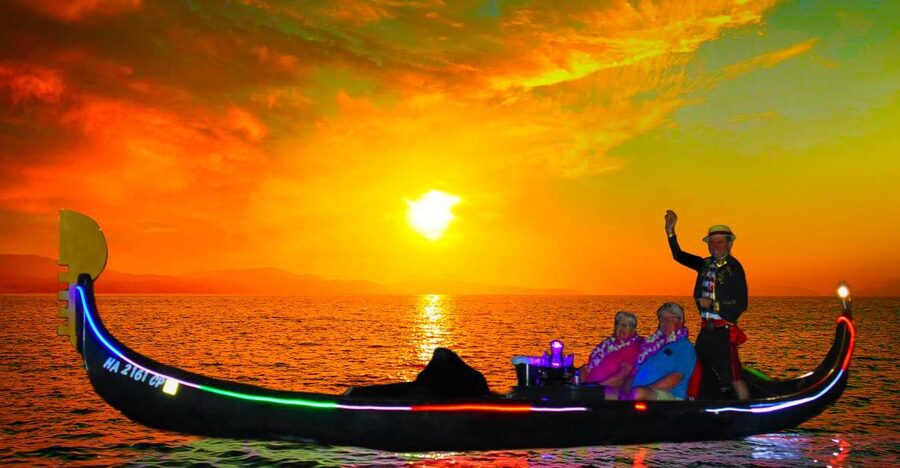 Oahu: Luxury Gondola Cruise with Drinks and Pastries - A Venetian boat in the middle of Honolulu