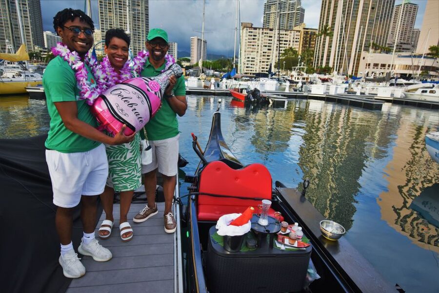 Oahu: Luxury Gondola Cruise with Drinks and Pastries - Honolulu Harbor, Magic Island, and Diamond Head