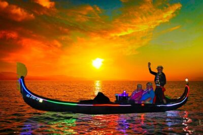 Luxury Gondola Cruise with Drinks and Pastries