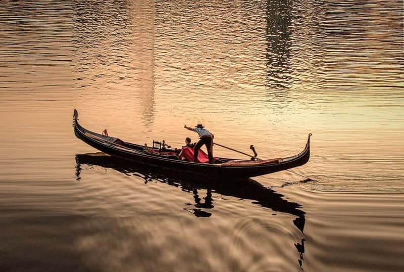 Private Alster Lake romantic Tour in a Real Venetian Gondola - A Venetian gondola on Hamburg’s Alster