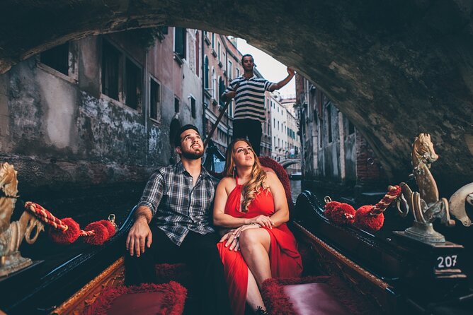 Private Gondola Ride with Professional Photographer in Venice - The 30-minute gondola ride