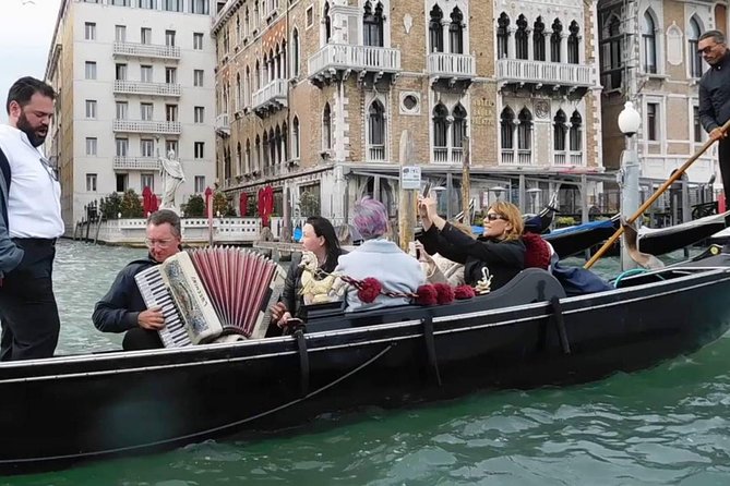 Private Gondola Ride with Serenade in Venice - Key points to know before booking