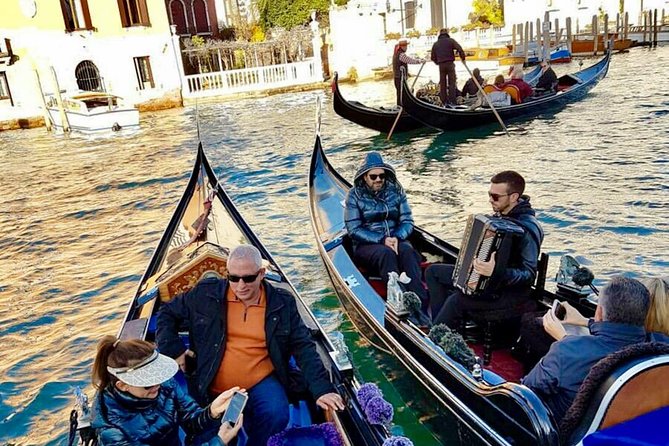 Private Gondola Ride with Serenade in Venice - Rain, timing, and practical comfort