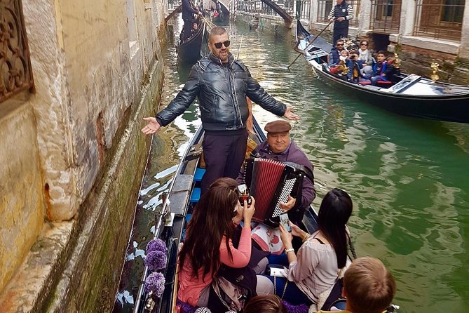 Private Gondola Ride with Serenade in Venice - Why the serenade changes the experience