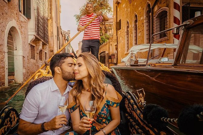 Private Photo Shoot in Venice with Gondola Ride - Pickup, timing, and practical planning