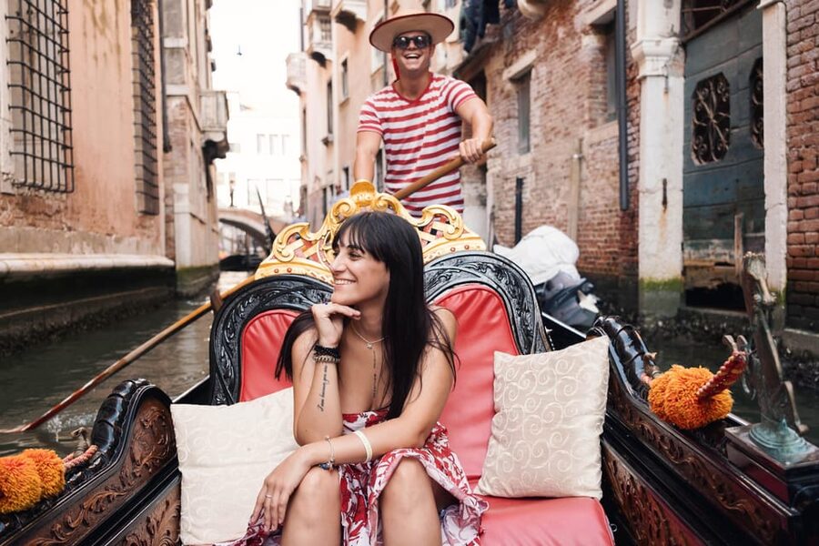 Private Photoshoot of Your Gondola Ride in Venice - Santa Maria Formosa and the 30-minute gondola ride