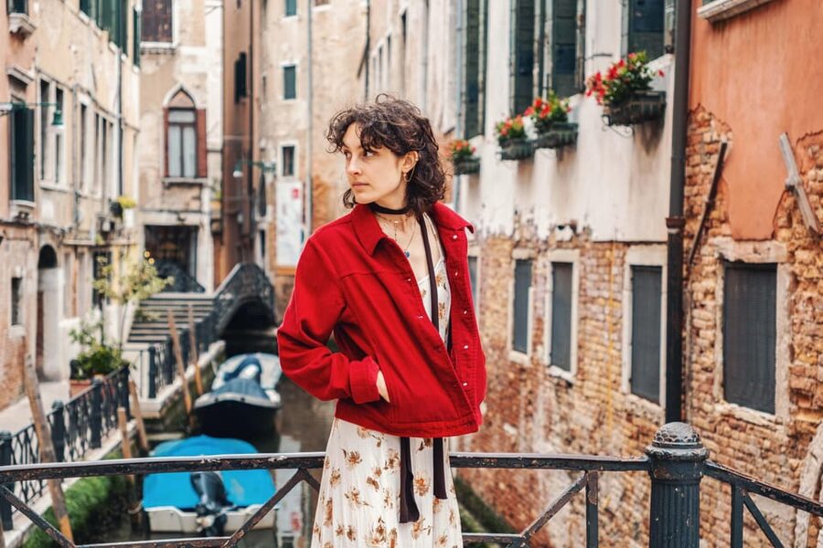Private Photoshoot of Your Gondola Ride in Venice - What Arianna’s role adds