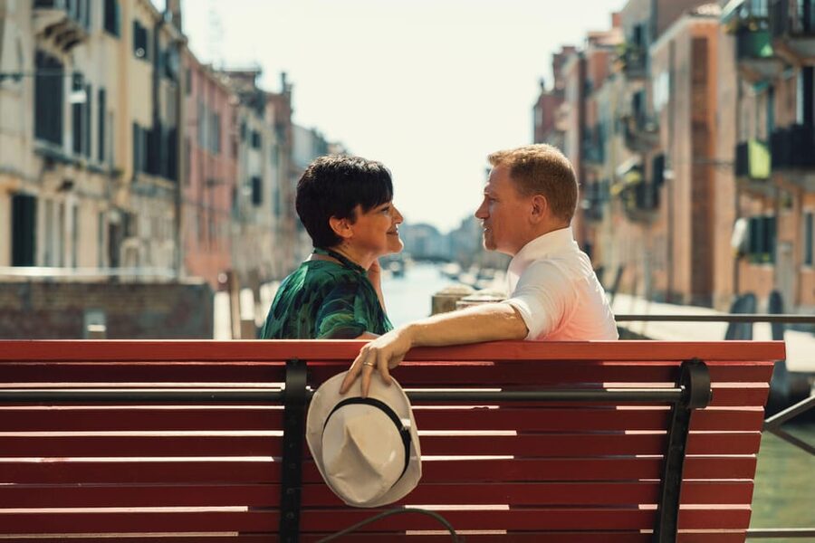 Private Photoshoot of Your Gondola Ride in Venice - Who should book this experience?
