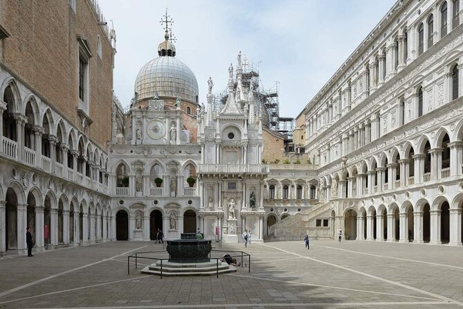 Public tour: Doge's Palace with St. Mark's Basilica & Gondolas - Why the guide matters here