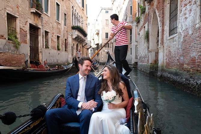 Renew your wedding vows on a romantic gondola - Roses, booklets, and the small details