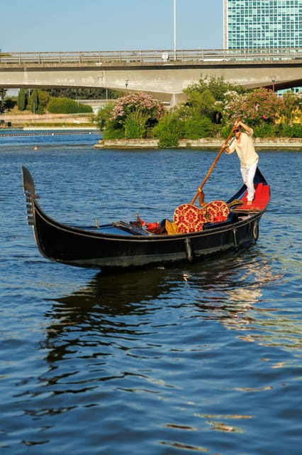 Roma: The one and only Roma Gondola tours on the lake! - Why EUR lake makes an interesting setting