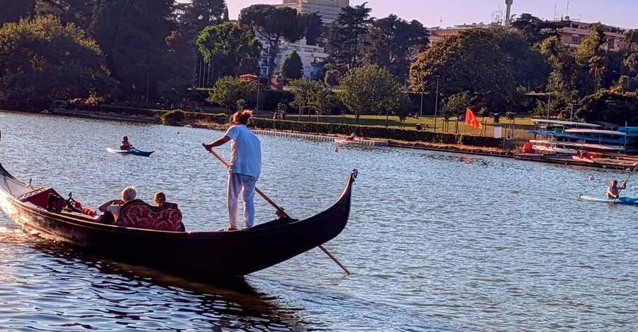 Roma: The one and only Roma Gondola tours on the lake! - The optional aperitif and what it adds