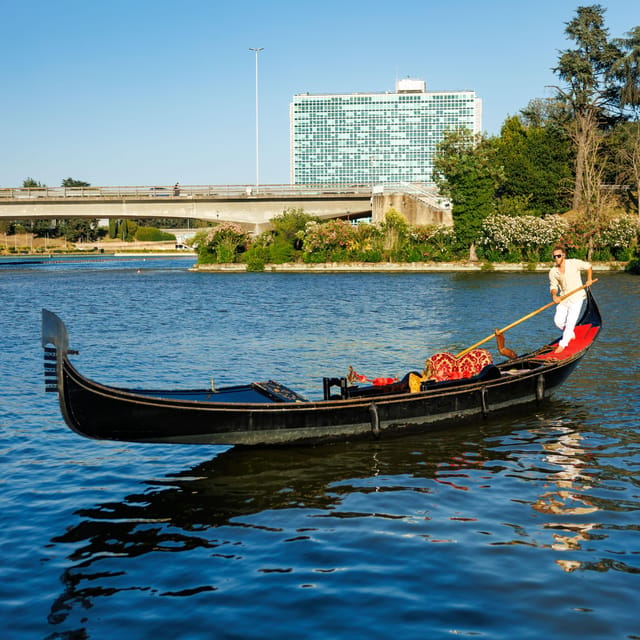 Roma: The one and only Roma Gondola tours on the lake! - The guide can make the short ride feel personal