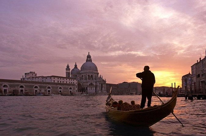 Romantic Venice: 30 Minute Gondola Ride with Serenade - How the serenade works