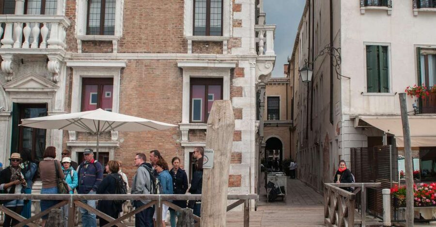 Secret Venice & Gondola Tour - Ninety minutes through lesser-known Venice