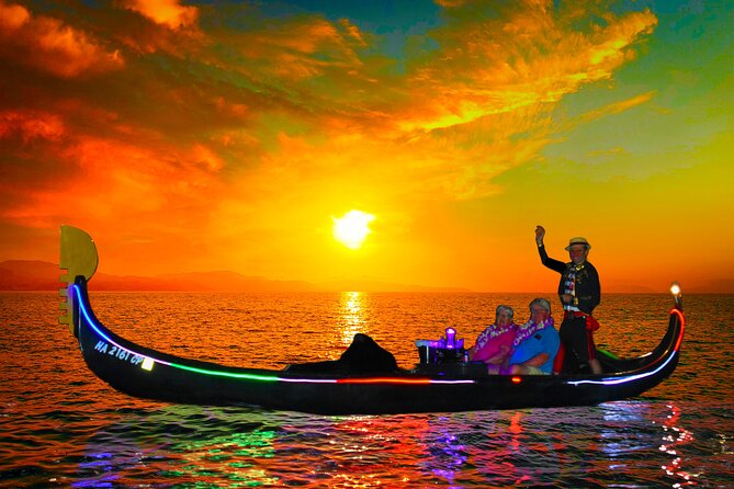 Valentine's Venetian Gondola Cruise in Waikiki - The small touches that shape the mood
