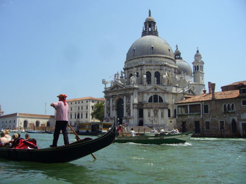 Venice: 30 min Gondola Ride on the Grand Canal with Guide - Palazzo Grassi and the Grand Canal