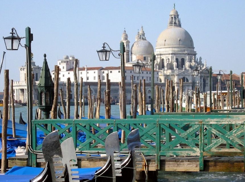 Venice: 30 min Gondola Ride on the Grand Canal with Guide - Turning Into the Smaller Canals