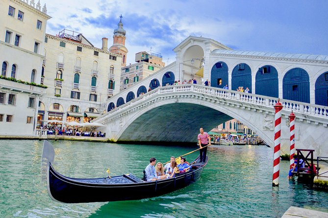 Venice: 30 min private Gondola Ride with Guide - What this Venice gondola ride really offers