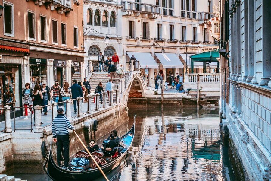 Venice: 30-Minute Gondola Ride on Grand Canal with Serenade - How the serenade works in a shared gondola