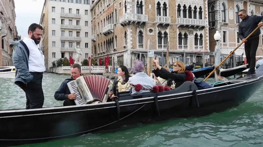 Venice: 30-Minute Gondola Ride on Grand Canal with Serenade - Starting near Santa Maria del Giglio