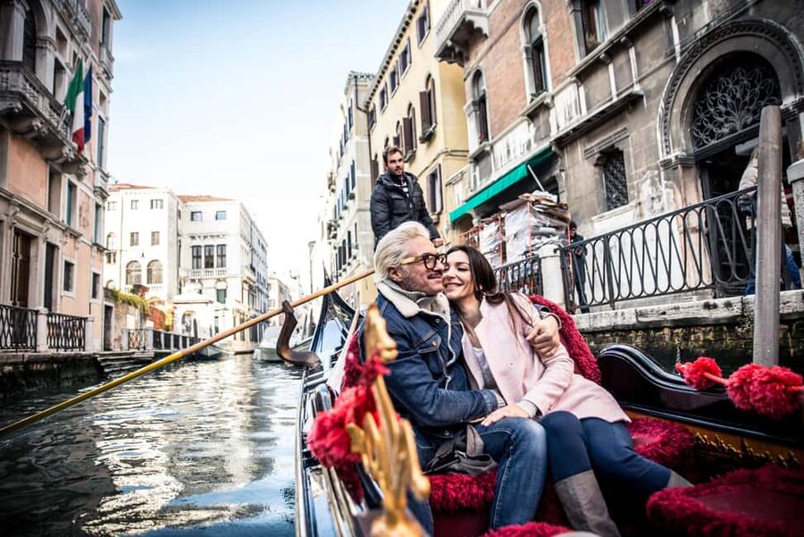 Venice: 30 minutes Enchanting Gondola Ride - Rio San Luca and the palaces of the last doge