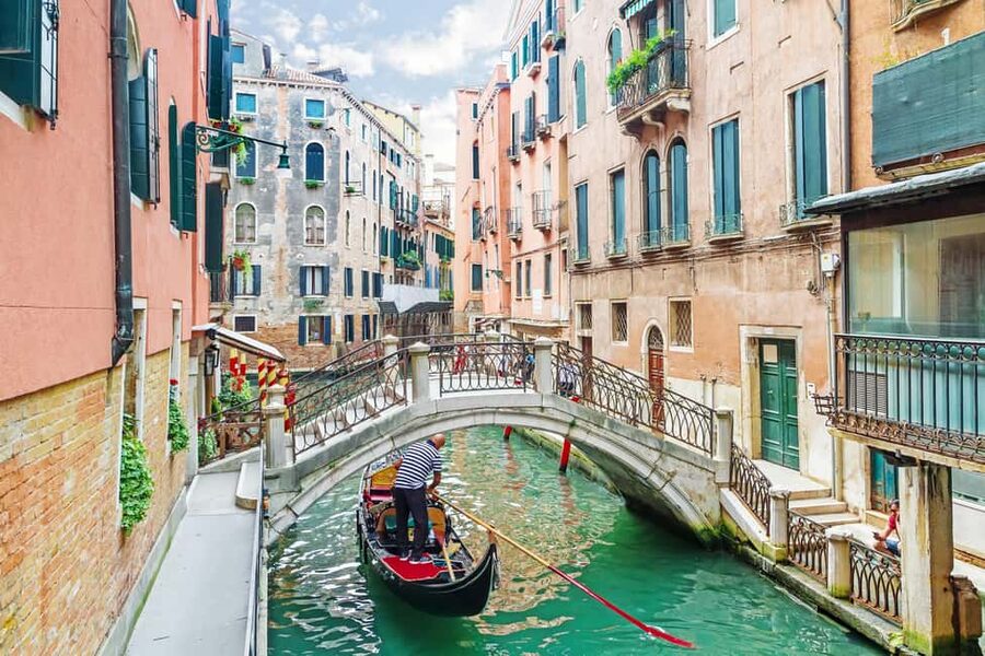 Venice: 30 minutes Enchanting Gondola Ride - Who will enjoy this ride most