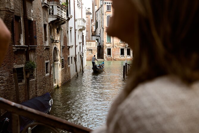 Venice Art Walking Tour with Gondola Ride - The gondola ride: romance with practical limits