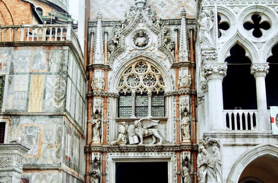 Venice: Basilica and Doge's Palace Tour with Gondola Ride - The shared gondola ride